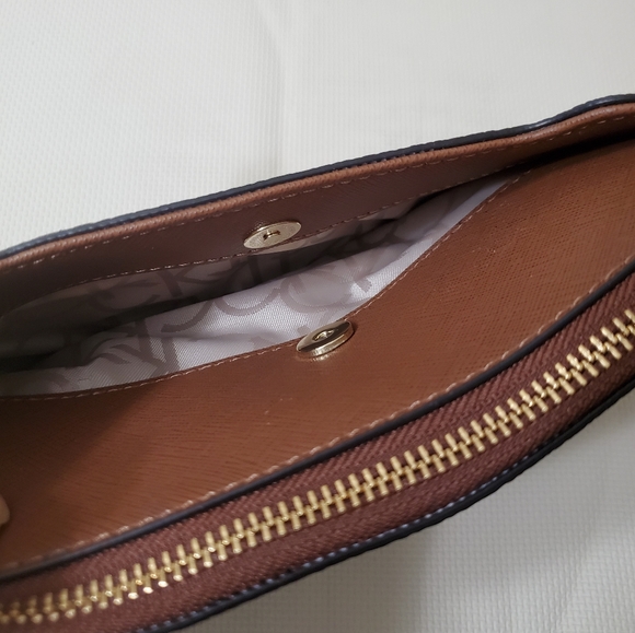 Large monogramme wristlet clutch - Picture 8 of 9